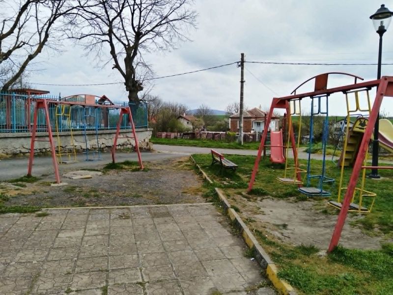 5 село Равна гора, община Созопол, детска площадка в центъра, люлки